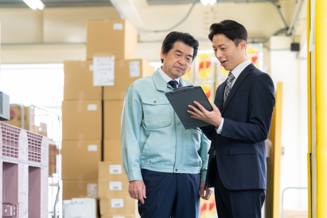 配送倉庫の従業員と営業