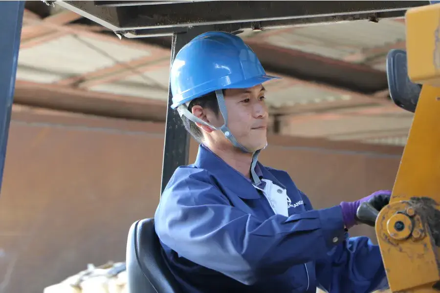 構内での選別、仕分けの作業員　フォークリフトマン