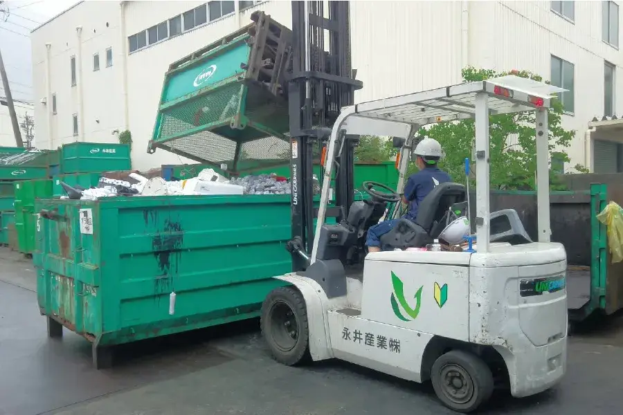 構内での廃棄物選別、仕分けの作業員