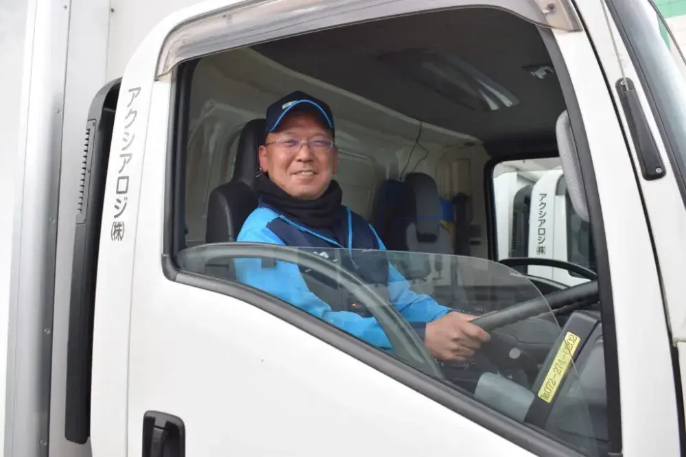 食品などを配送する準中型トラックドライバー