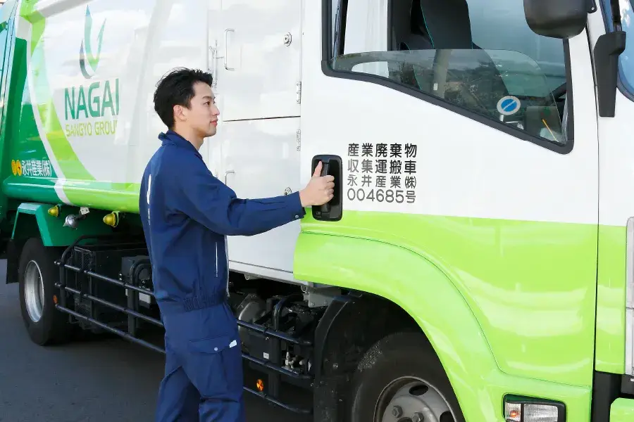 週休2日制／正社員／収集運搬の中型ドライバー