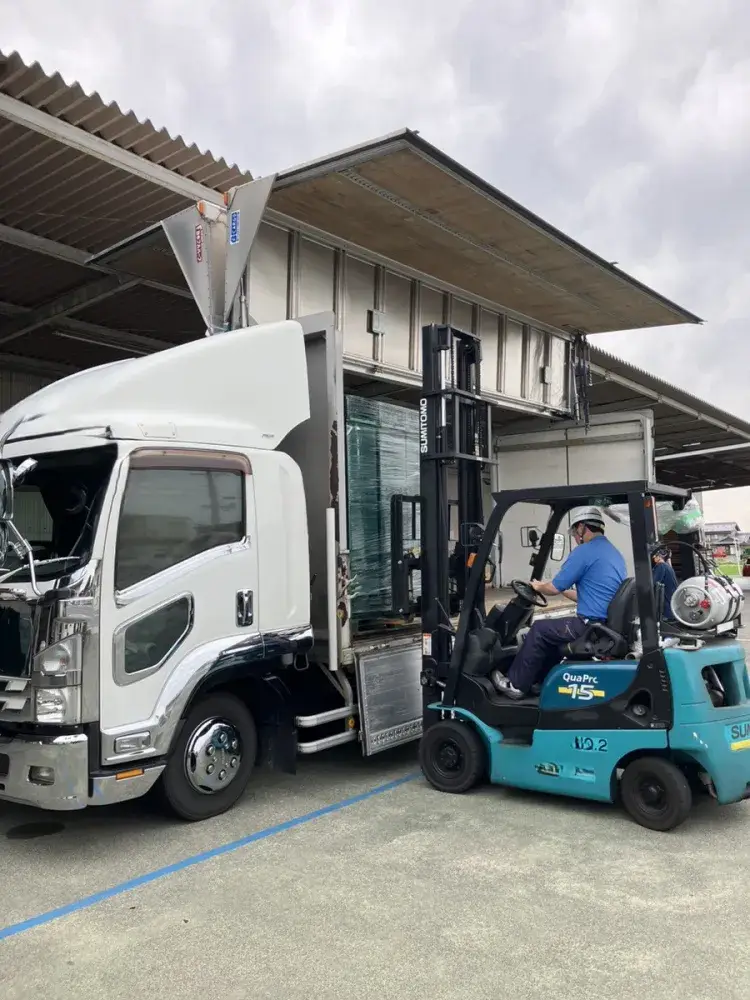 建築リサイクル部材のフォークリフト作業員
