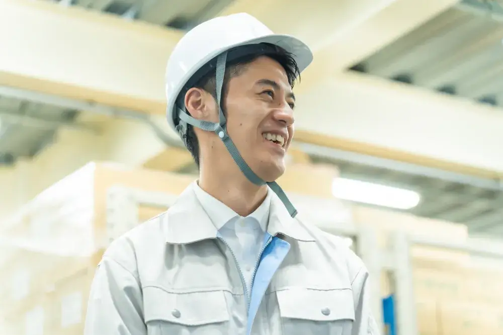 メッキ加工工場でのライン作業員