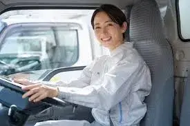 自動車部品輸送の大型トラックドライバー