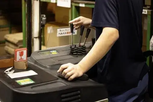 冷蔵食品、冷凍食品のリフト作業員