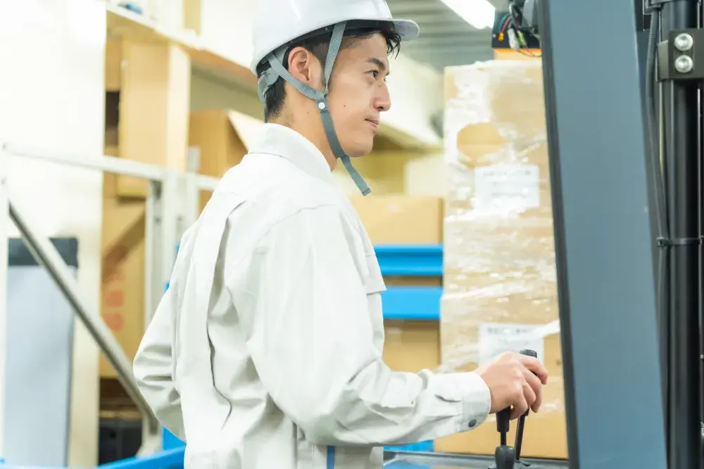 ゴム製品原料のフォークリフト作業員