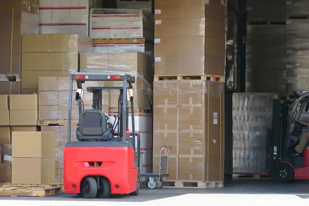 冷凍冷蔵食品倉庫のリフト作業員