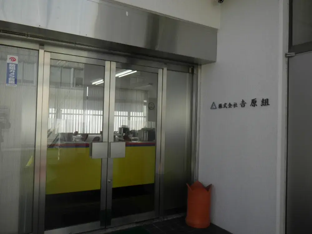 産業廃棄物の収集運搬及び清掃スタッフの中型ドライバー