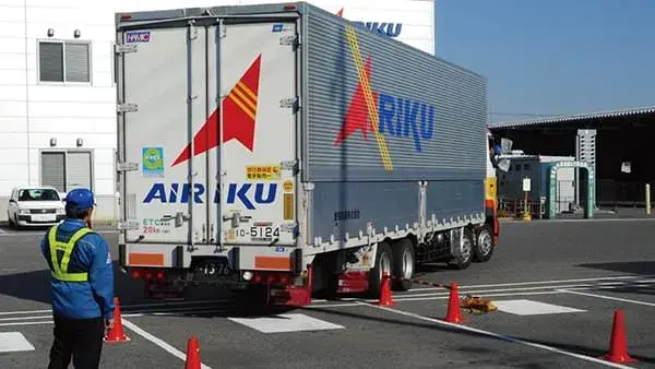 自動車部品輸送　地場配送　大型トラックドライバー